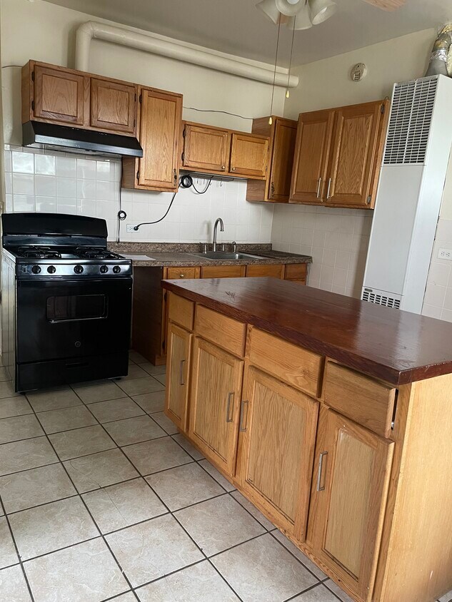 Primary Photo - 1040 N Trumbull Ave