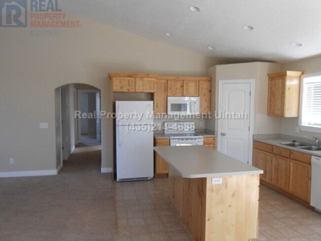 Building Photo - 4 Bedroom 2.5 Bathroom Home