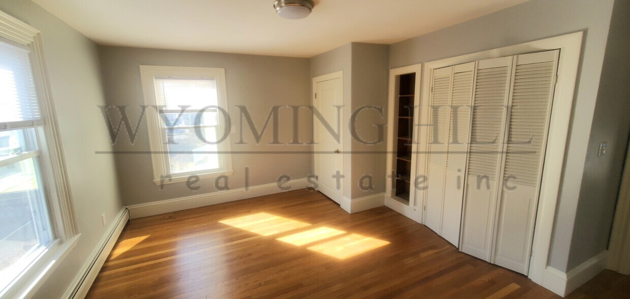 Primary Photo - 148 W Foster St