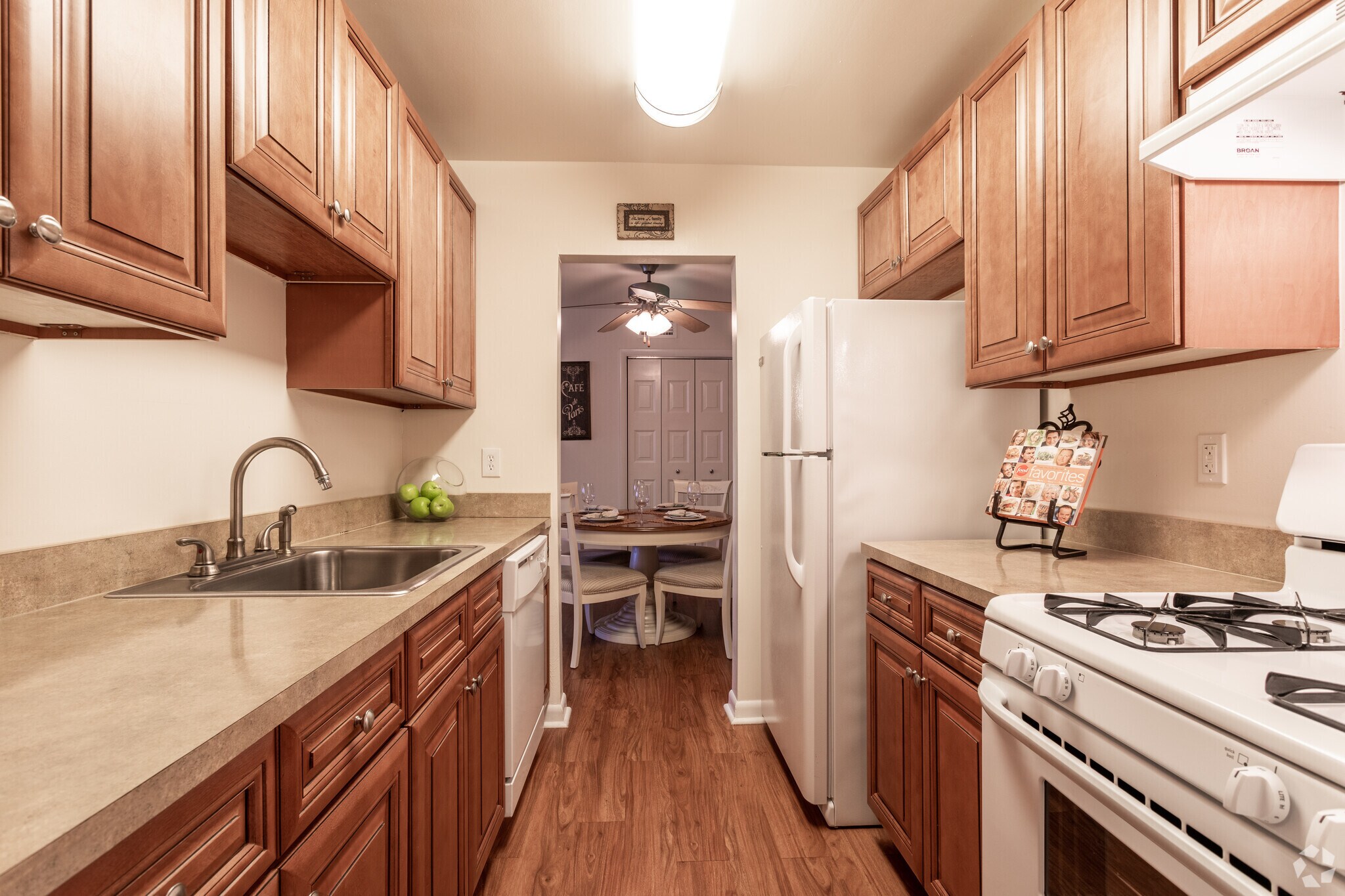 Lafayette Towers Apartments photo 3