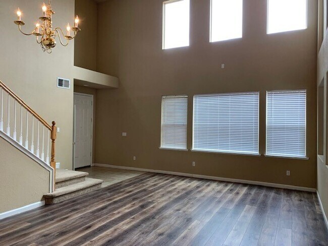 Foto del edificio - Big, Beautiful, Two Story Home in North Natomas