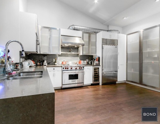 Building Photo - Rarely Available Singlular Private Residen...