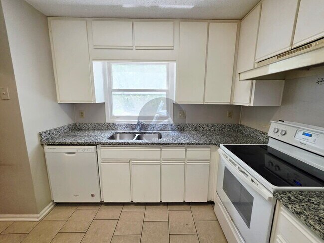 Building Photo - 1495 Bentley Ln SE