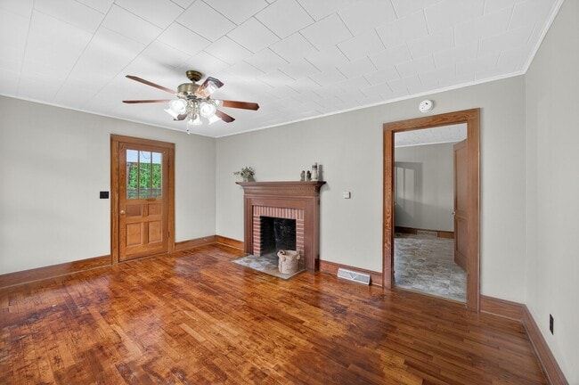 Building Photo - 2 Bedroom, 1 Bathroom House in Madison!