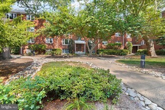 Building Photo - 1425 N Nash St