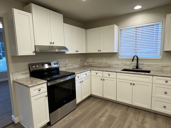 Foto del edificio - NEWLY REMODELED! 3+ bed, 1.5 bath, a/c, d/w, lots of off street parking!