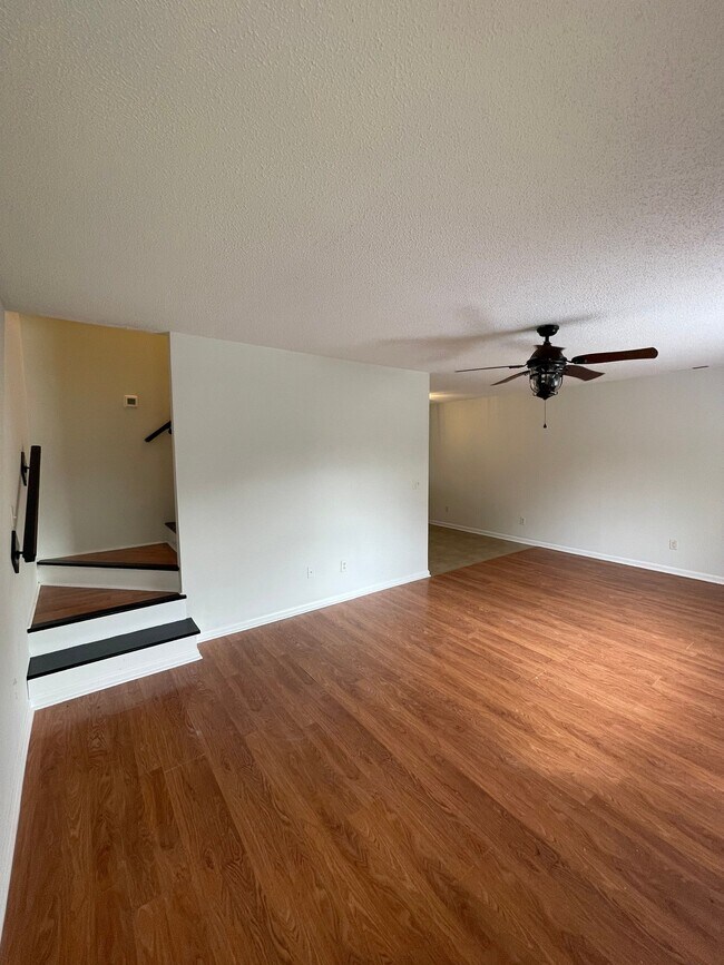 Building Photo - 609 Piper Ct