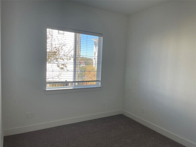 Building Photo - 2050 Lohmans Spur