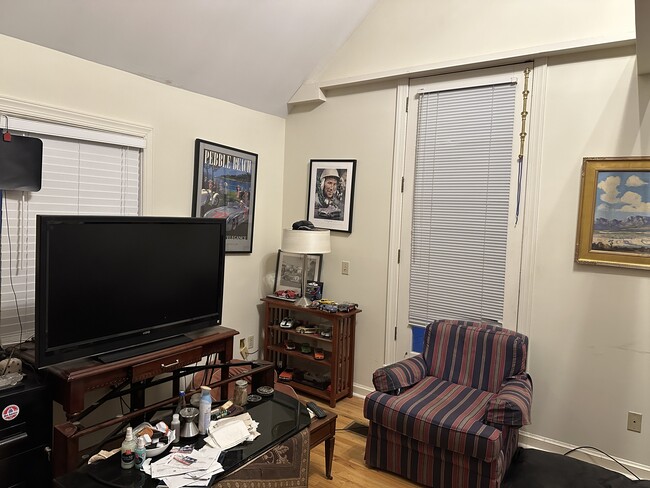 Amplia sala de estar con vista al noreste - 1203 E 25th St
