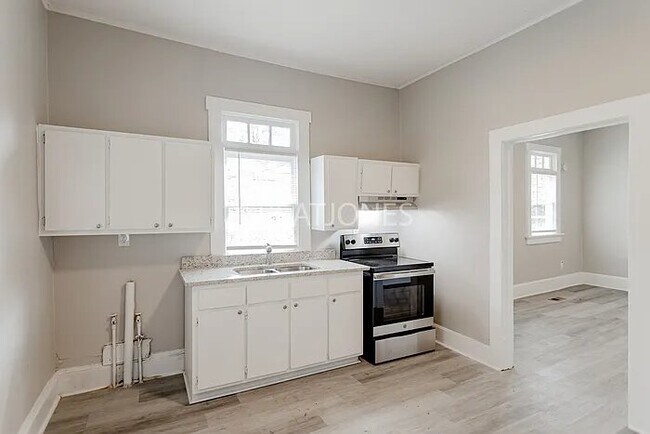 Building Photo - 945 53rd St