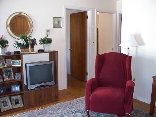 Edificio Apartment-wwhite - Mill Manor Apartments