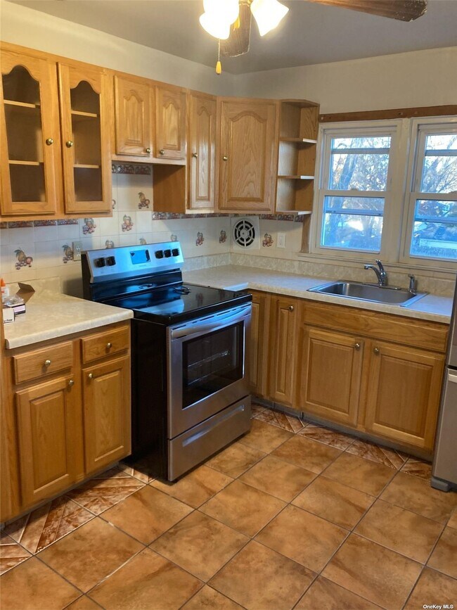 166 Arthur Ave Unit 2, South Floral Park, NY 11001 Room for Rent in