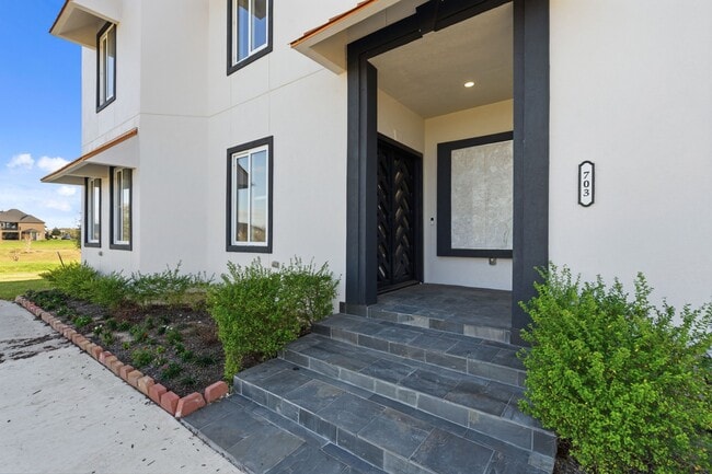 Building Photo - 703 Leaning Oak Trail