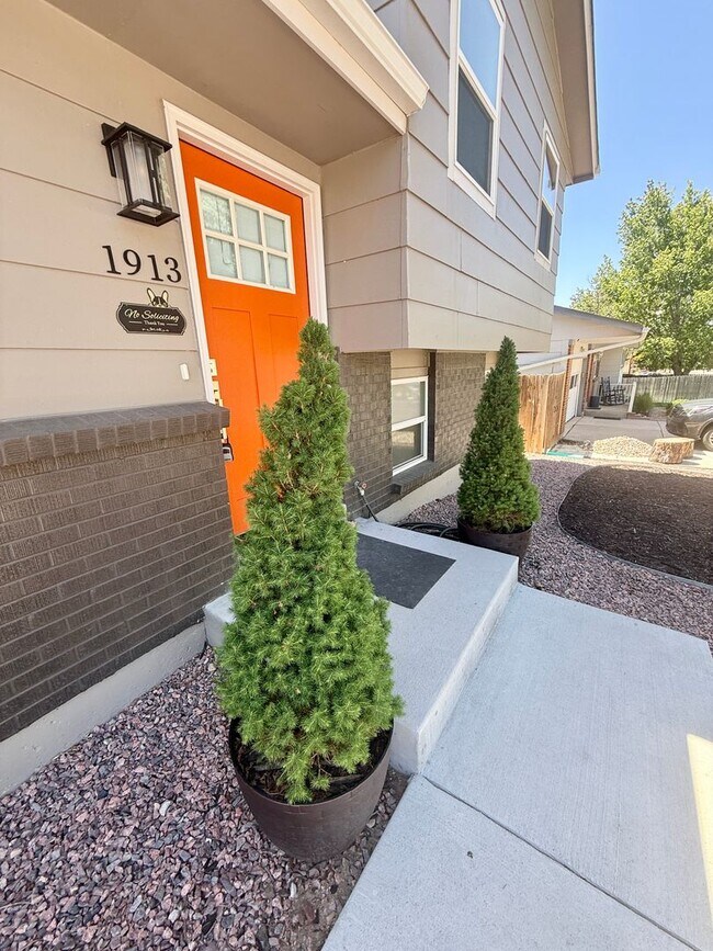 Foto del edificio - Fully Remodeled 3 Bedroom Home Located in the desirable Rustic Hills neighborhood