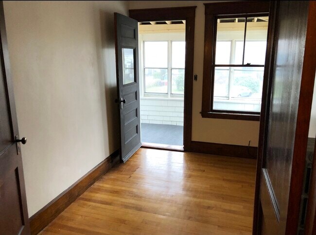 Bonus Room/Office - 11 Beauport Ave