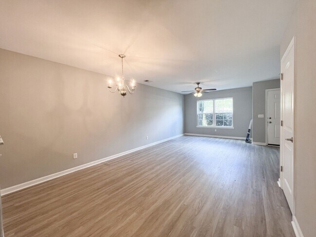 Building Photo - 2 bedroom 2.5 bath townhome in Spring Lakes
