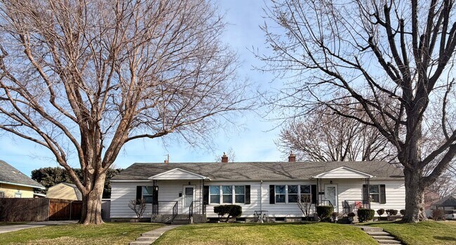 Foto del edificio - 2 Blocks from the river!!