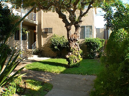 Courtyard - 1610-1616 3/4 S Mansfield