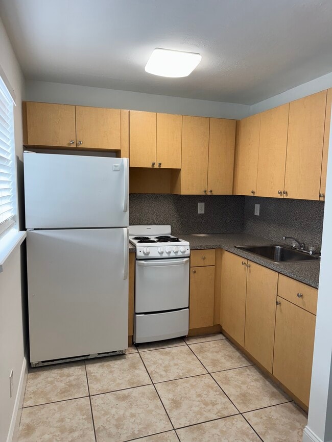 Building Photo - 1135 W 28th St