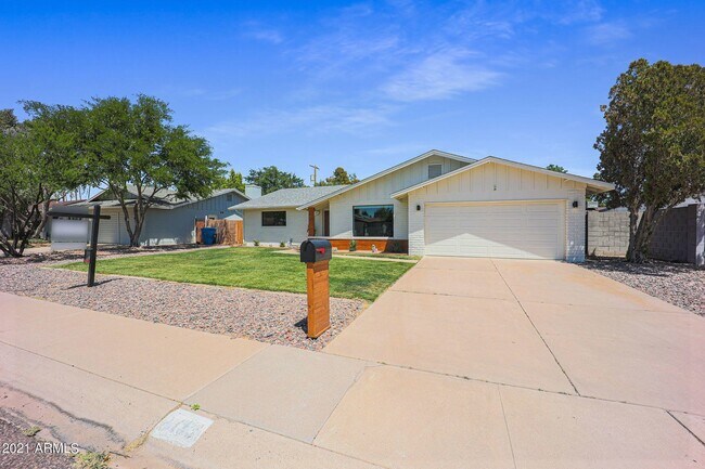 Foto del edificio - 8133 N 16th Dr