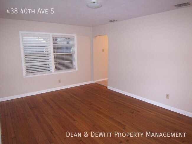 Building Photo - 2/1 Bungalow w/Hardwoods, Yard