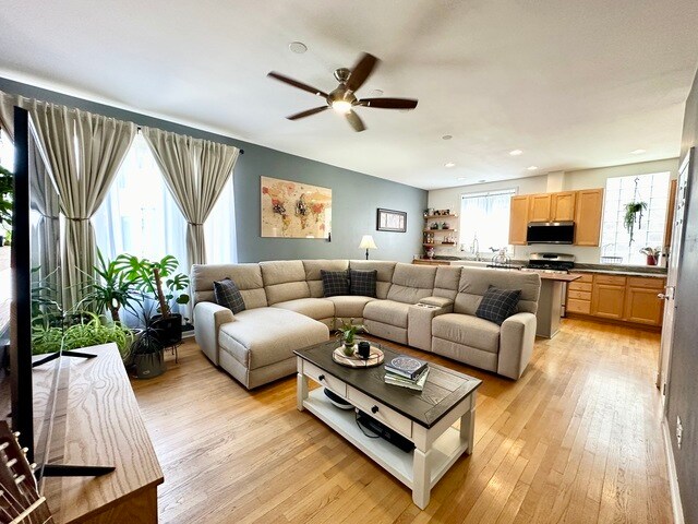 Primary Photo - 4240 N Kenmore Ave