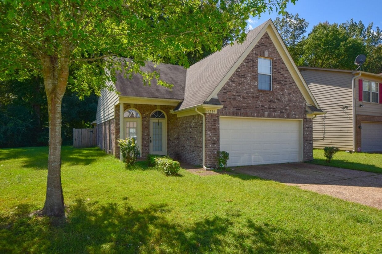Primary Photo - Great curb appeal home with 3 beds and 2 b...