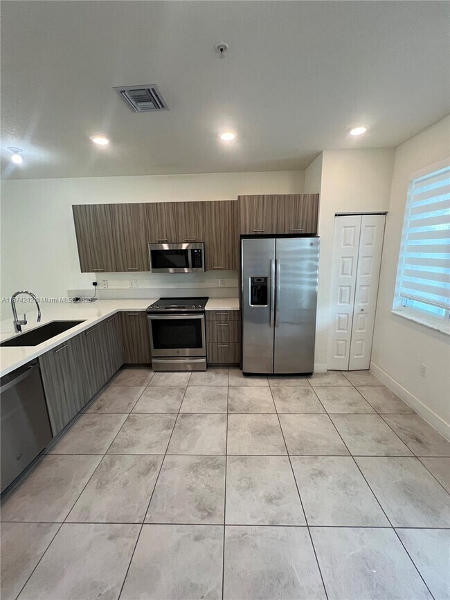 Building Photo - 10295 NW 64th Terrace