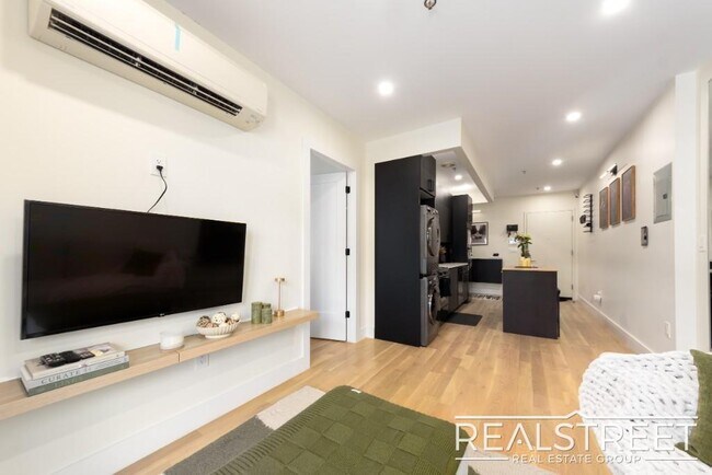 Foto del edificio - Brand New 2 bed with in unit WD Shared Roof and more!