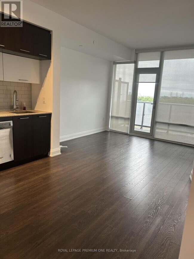 Photo du bâtiment - 4800-4800 Hwy 7