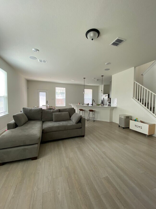 Building Photo - Move in Ready 3 BD/2.5 BA with a Garage Mi...