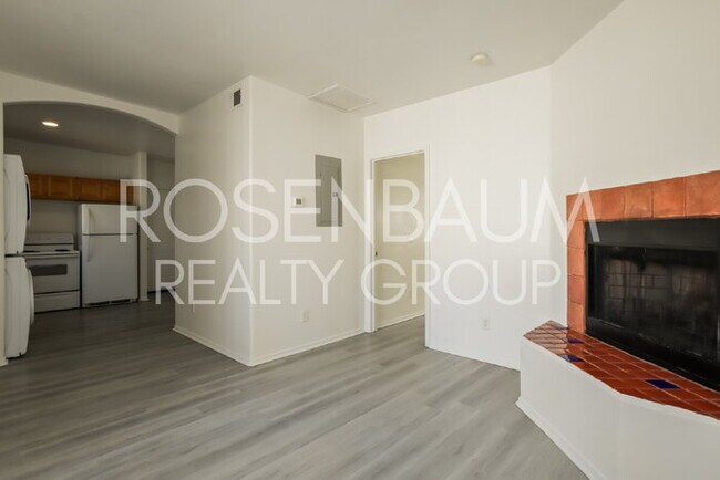 Building Photo - 354 W Delano St