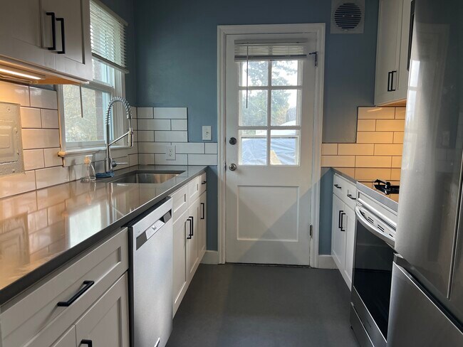 Cocina a estrenar - 5536 N Maryland Ave