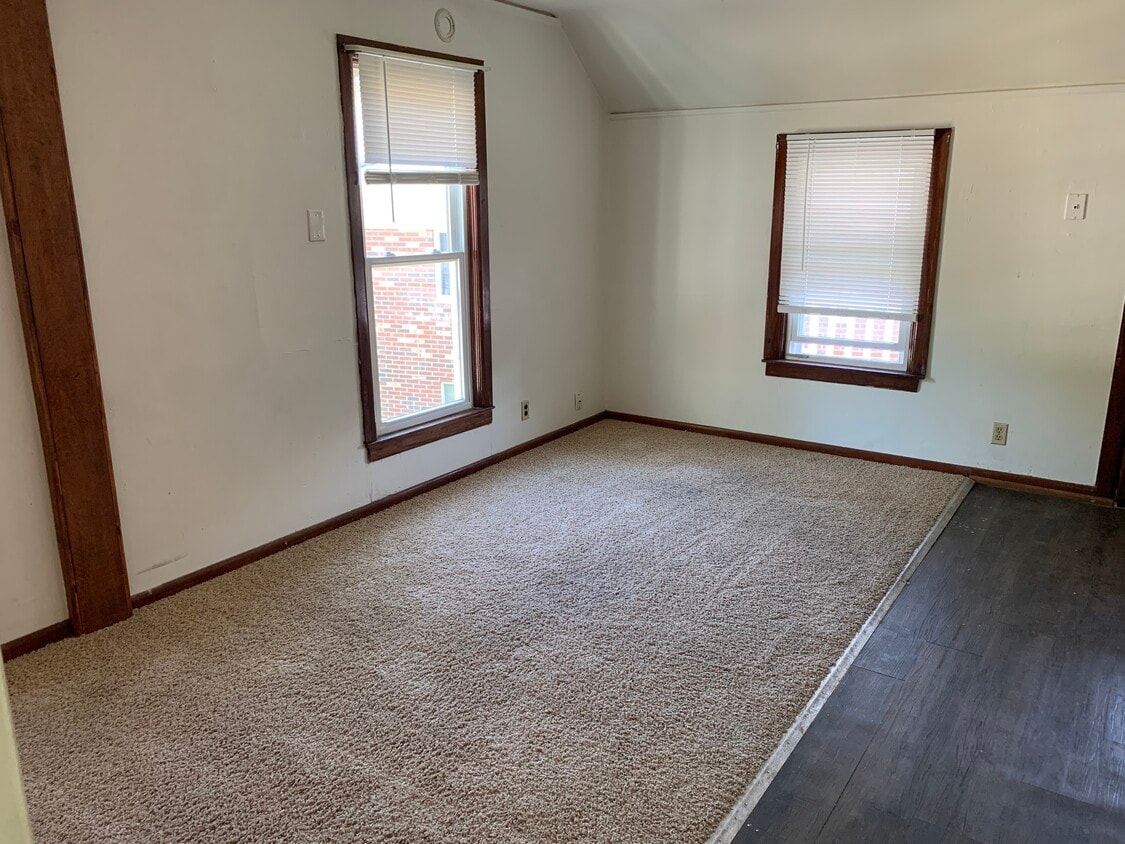 Living Area - 620 S Hawley Rd