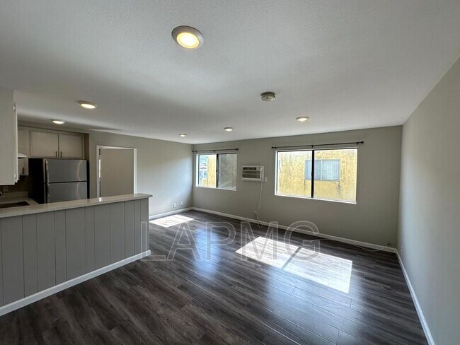 Foto del edificio - 829 N Bunker Hill