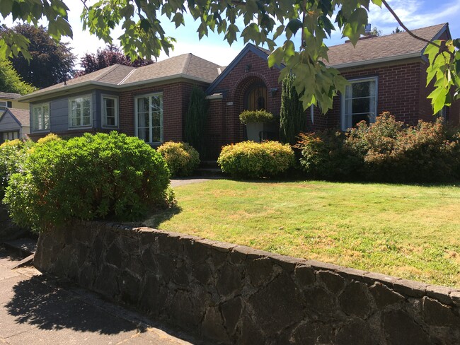 Curb view - 2910 NE Mason