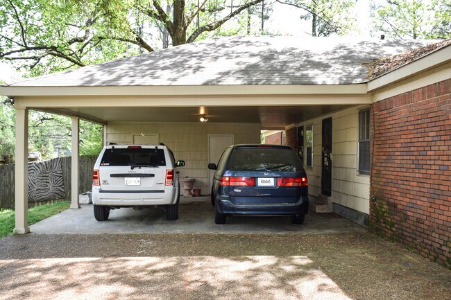 Foto del edificio - 596 Country Club Ln