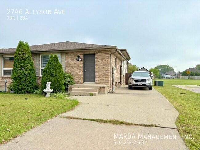 Photo du bâtiment - BEAUTIFUL 3 BED/2 BATH SEMI-DETACHED HOME ...