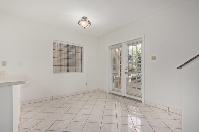 Building Photo - 1446 E Grovers Ave