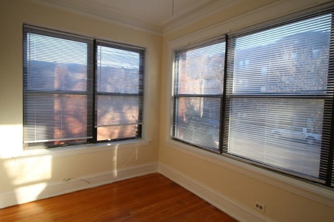 Building Photo - 7628 N Rogers Ave