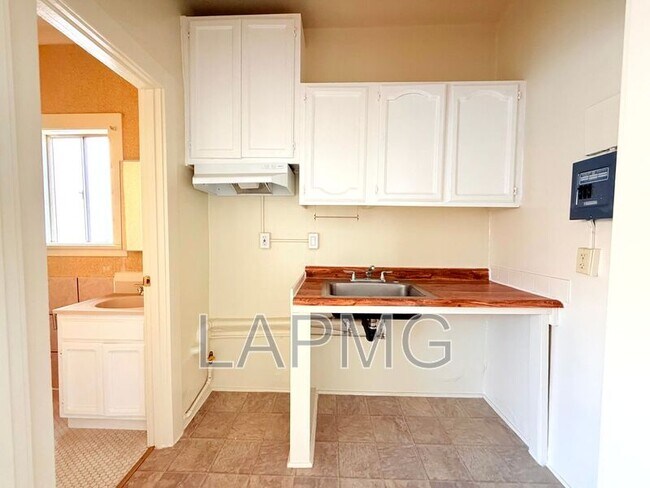 Foto del edificio - 1614 N Kenmore Ave