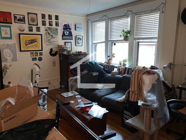 Building Photo - Nice 1 bed steps from BC