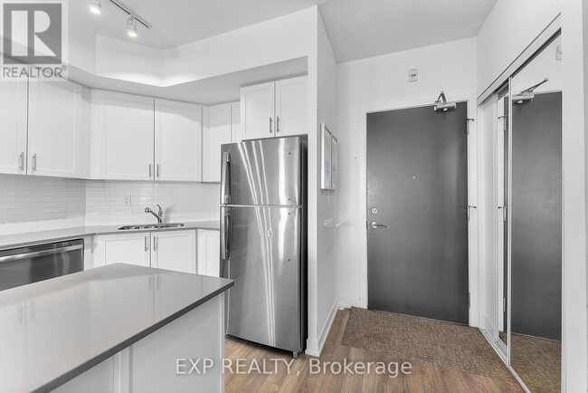 Photo du bâtiment - 550 N Service Rd