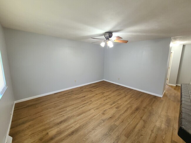 Building Photo - 2811 N Hawthorne Ln