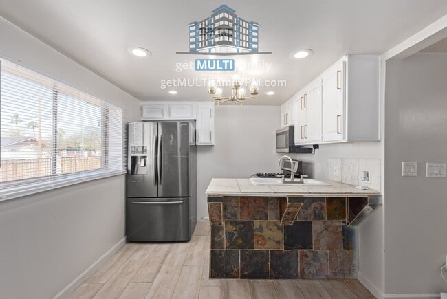 Building Photo - 511 N 32nd Pl