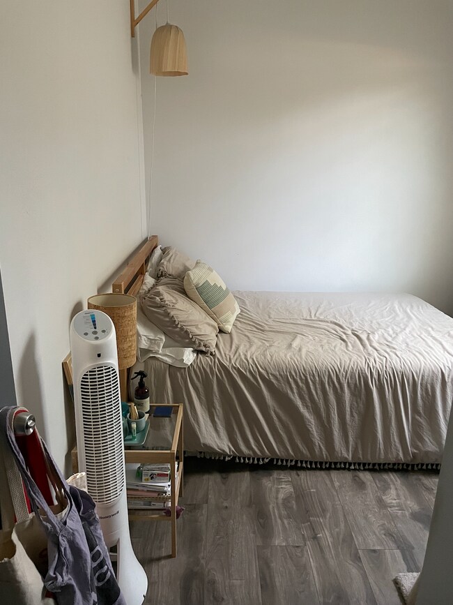 Dormitorio minimalista - 4540 Huntington Dr N