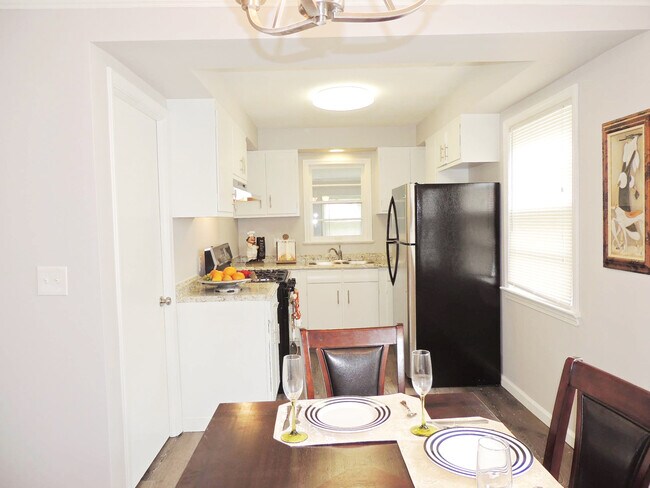 Building Photo - Breathtaking 3 bedroom, 1 bath Mayfield He...