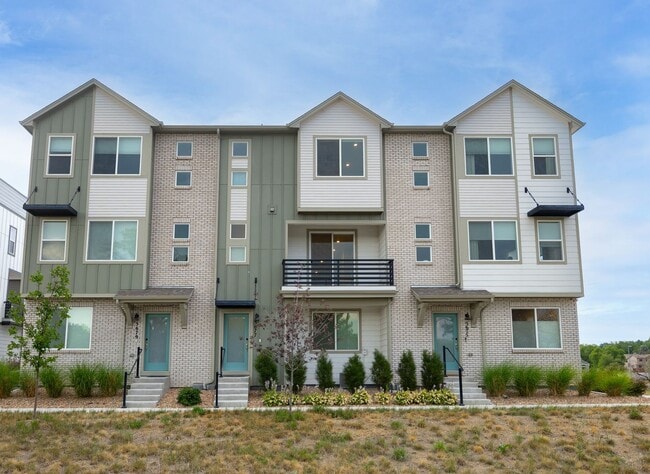 Astonishing 3 Bed/3.5 Bath Tri Level Townhome. Must see to believe!! - Astonishing 3 Bed/3.5 Bath Tri Level Townhome.   Must see to believe!!