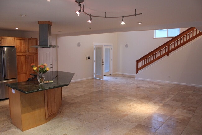 Foto del edificio - Part of a 2-unit CPR. 4 bedroom 3.5 bath with attached garage. Approx 1961 sf