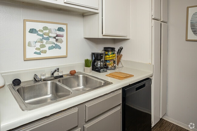 2BR, 2BA - 931SF - The Hub at Baton Rouge-Under New Management